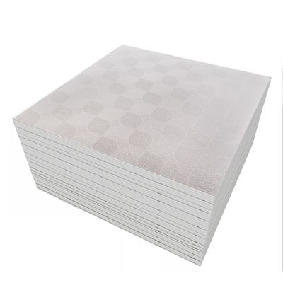 Dobra cena Laminowana folia PVC na rdzeniu gipsowym z prasowanego gipsu Panele sufitowe z PVC i gipsu do stosowania w systemach sufitów podwieszanych z widoczną kratownicą w Internecie